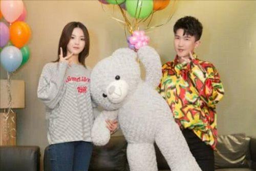 娱乐吃瓜美女背景